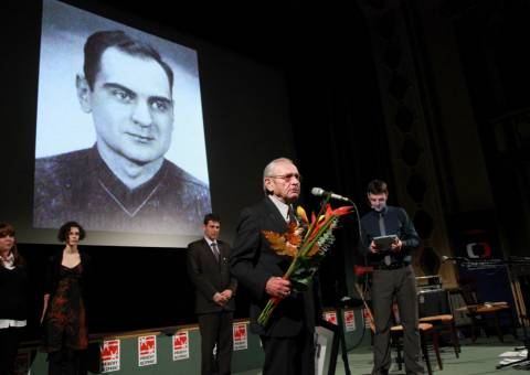 Laureát Otakar Rambousek, cenu in memoriam přebírá jeho švagr Bohumil Fojt