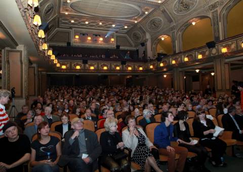 Naplněný sál pražského kina Lucerna