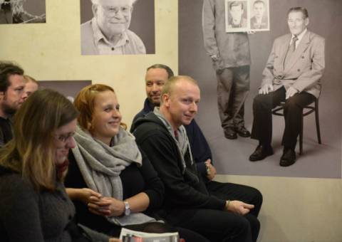 Publikum a dva z tvůrců filmu: Radek Beran a Vít Brukner z Buchet a loutek