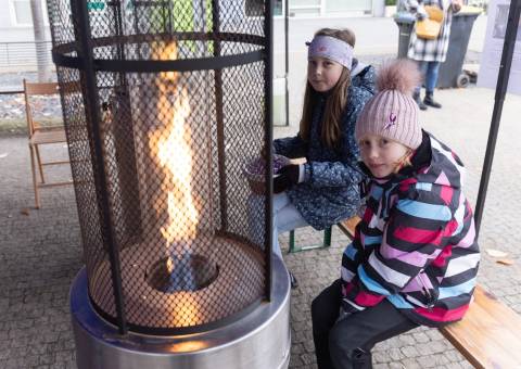 Děti z turistického oddílu rozdávaly přítomným trikolóry | © Adéla Vosičková