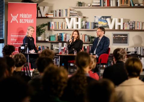 Natáčenou debatu v Knihovně Václava Havla v Praze moderuje Karolína Koubová. | © Markéta Šedivá